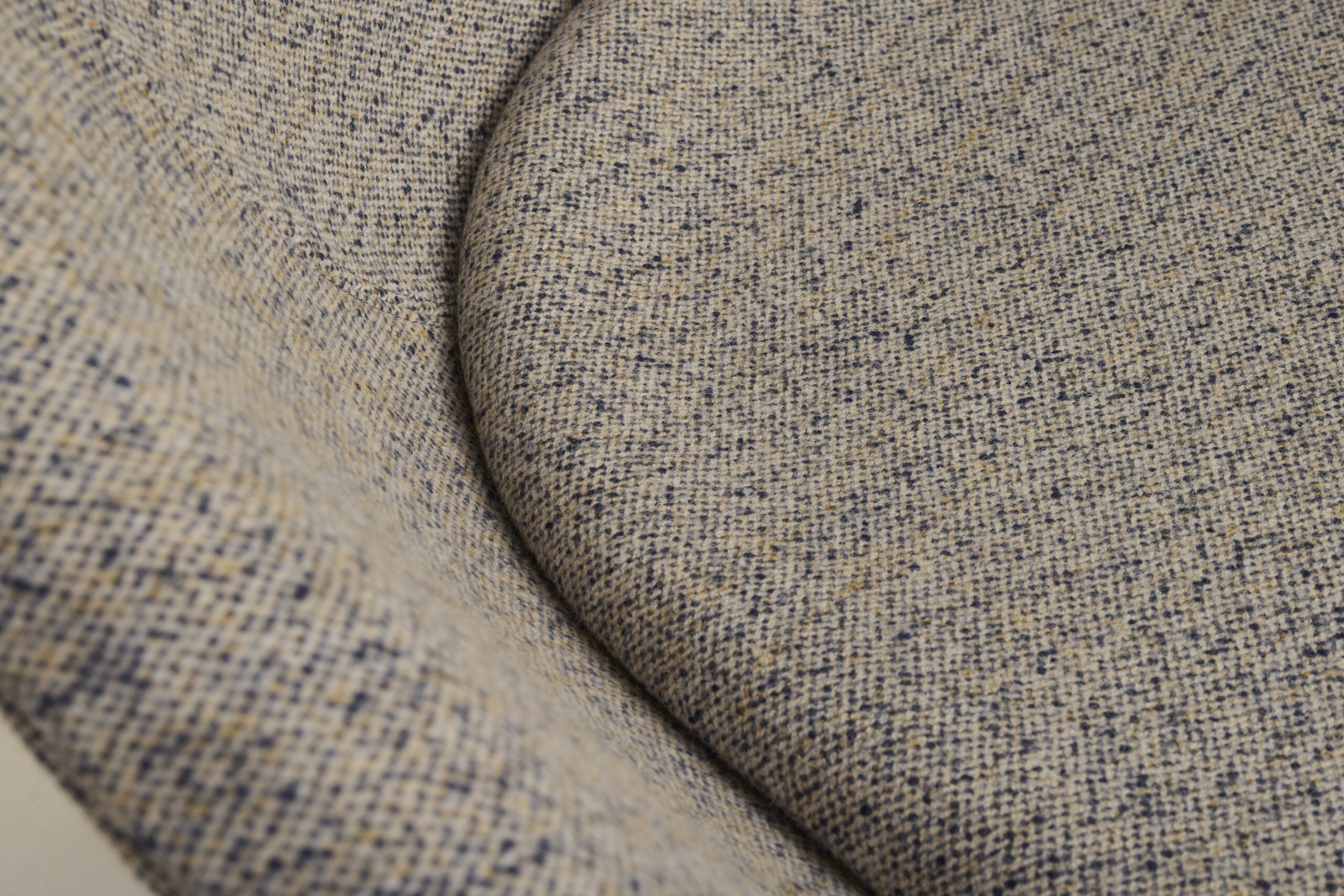 AA747-A418-AP56-02QG_AAL-91-w.-cushion-Vanir-243_polished-alu-base_detail-02.jpg